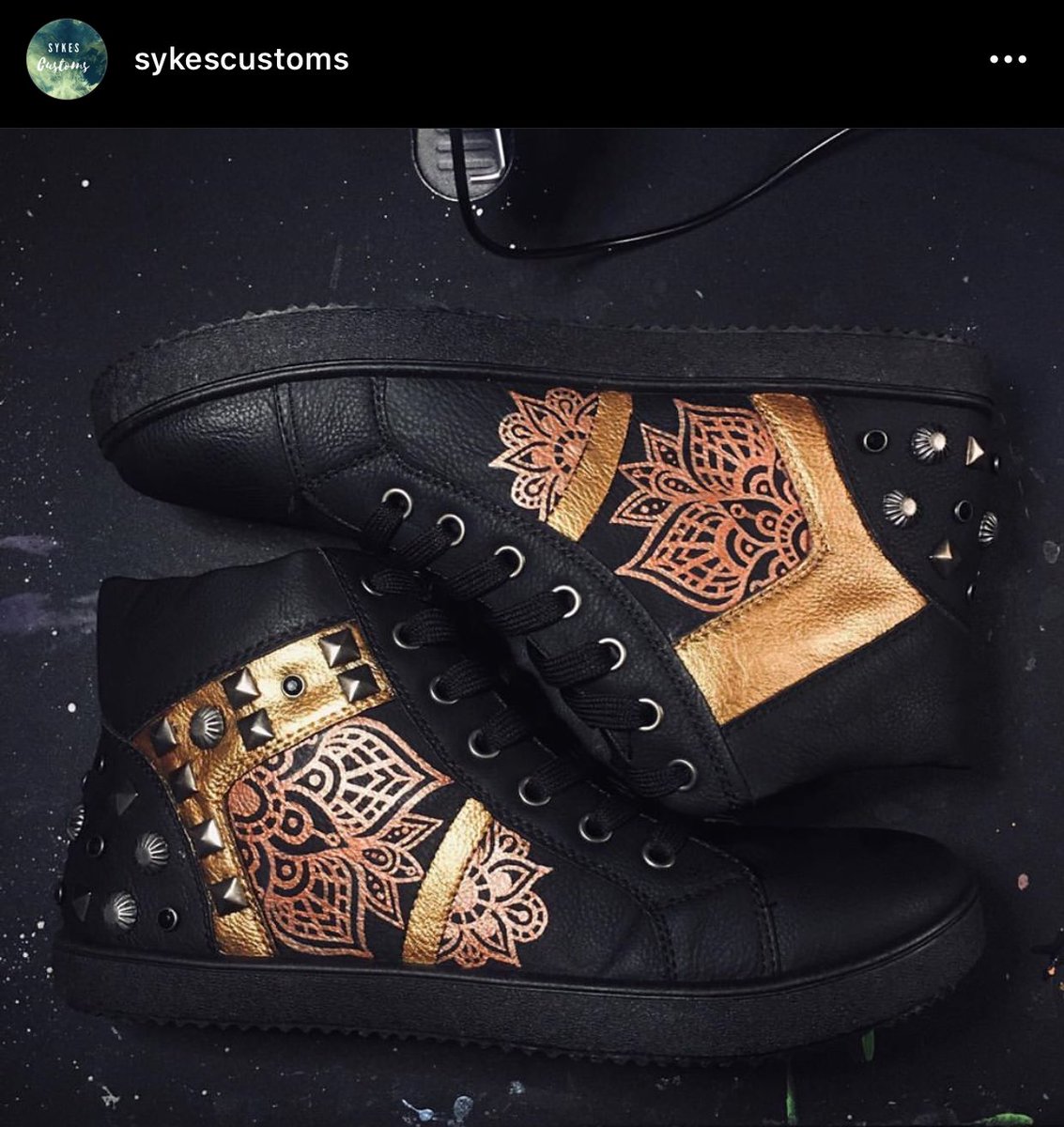 ImaanSykes's tweet photo. Hi Everybody 🌚 

I recently started my own business and would really appreciate if you could show the instagram account some love 💖 

These are some of the hand-painted customs I’ve done so far 🖌🥰 

Please RT for Awareness ✨ https://t.co/jx8TqUJECe