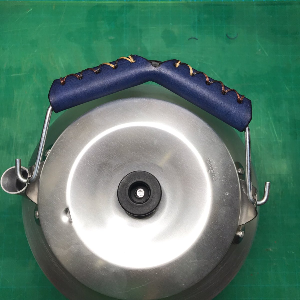 レザーワークスジィーズ 革人 長野 ケトルハンドルカバーver 2 しばらくこれで使用してみるだに Trangia トランギア ケトル アルミケトル 取っ手 持ち手 ハンドル ハンドルカバー レザークラフト レザーワークスジィーズ 長野県 東御市