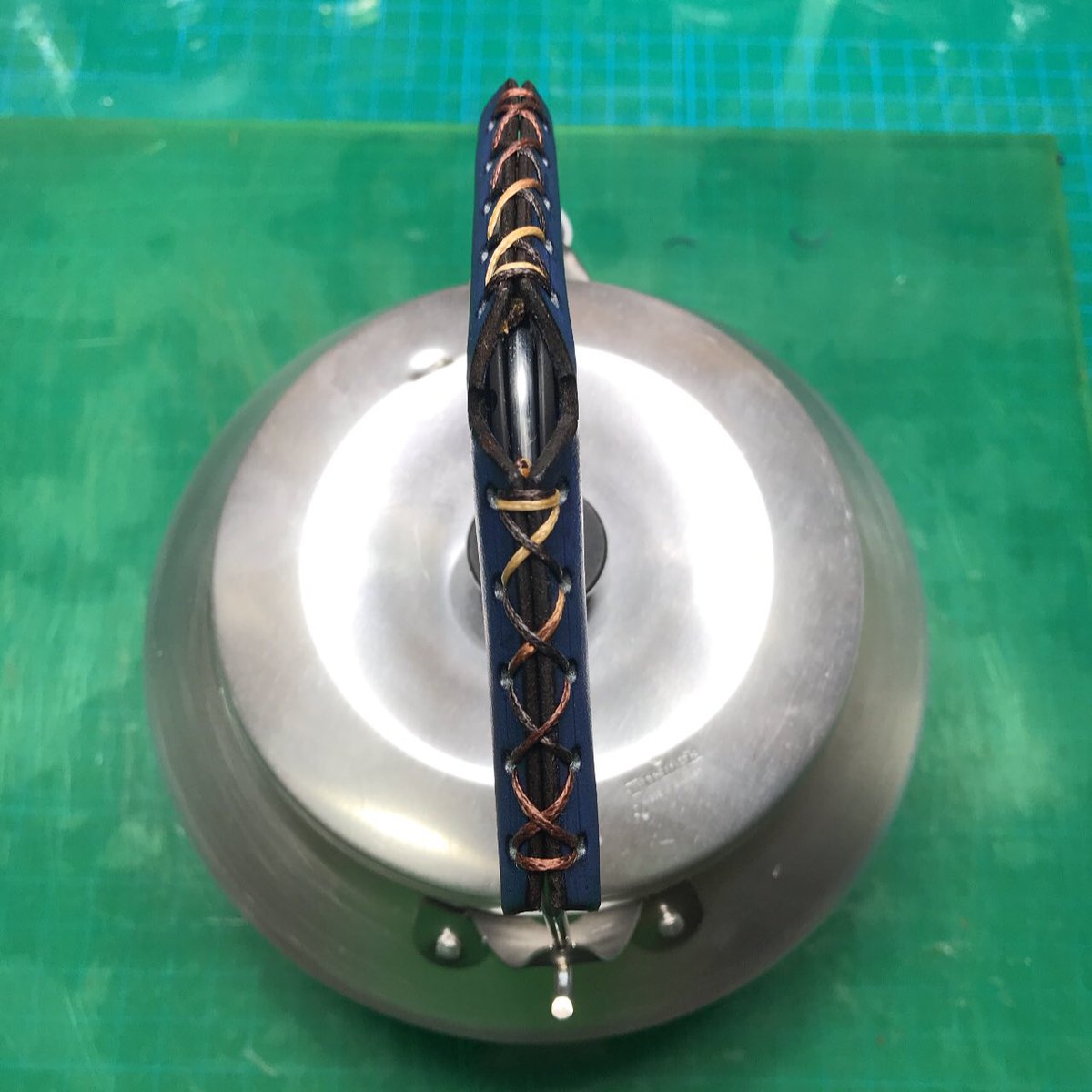 レザーワークスジィーズ 革人 長野 ケトルハンドルカバーver 2 しばらくこれで使用してみるだに Trangia トランギア ケトル アルミケトル 取っ手 持ち手 ハンドル ハンドルカバー レザークラフト レザーワークスジィーズ 長野県 東御市