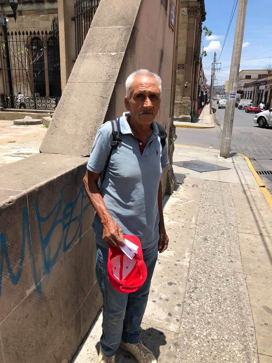 traficoaxaca's tweet photo. Amigos este es el  señor Chava, hace trabajos de electricidad, pintura, limpiar terrenos, lavar tinacos, etc., si alguien necesita de sus servicios por fa márquenle al 9514574625 o vengan a buscarlo en JP GARCÍA casi esquina con Independencia, Oaxaca centro, compartan. https://t.co/jJNH413wHz