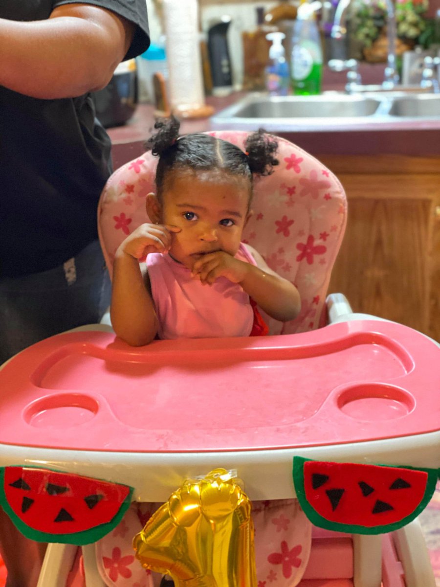 CarmDiamella's tweet photo. She did not like her smash cake 😂 #BabyLondon #1stBirthday #BabyFirstTV https://t.co/9tc8Gfloji