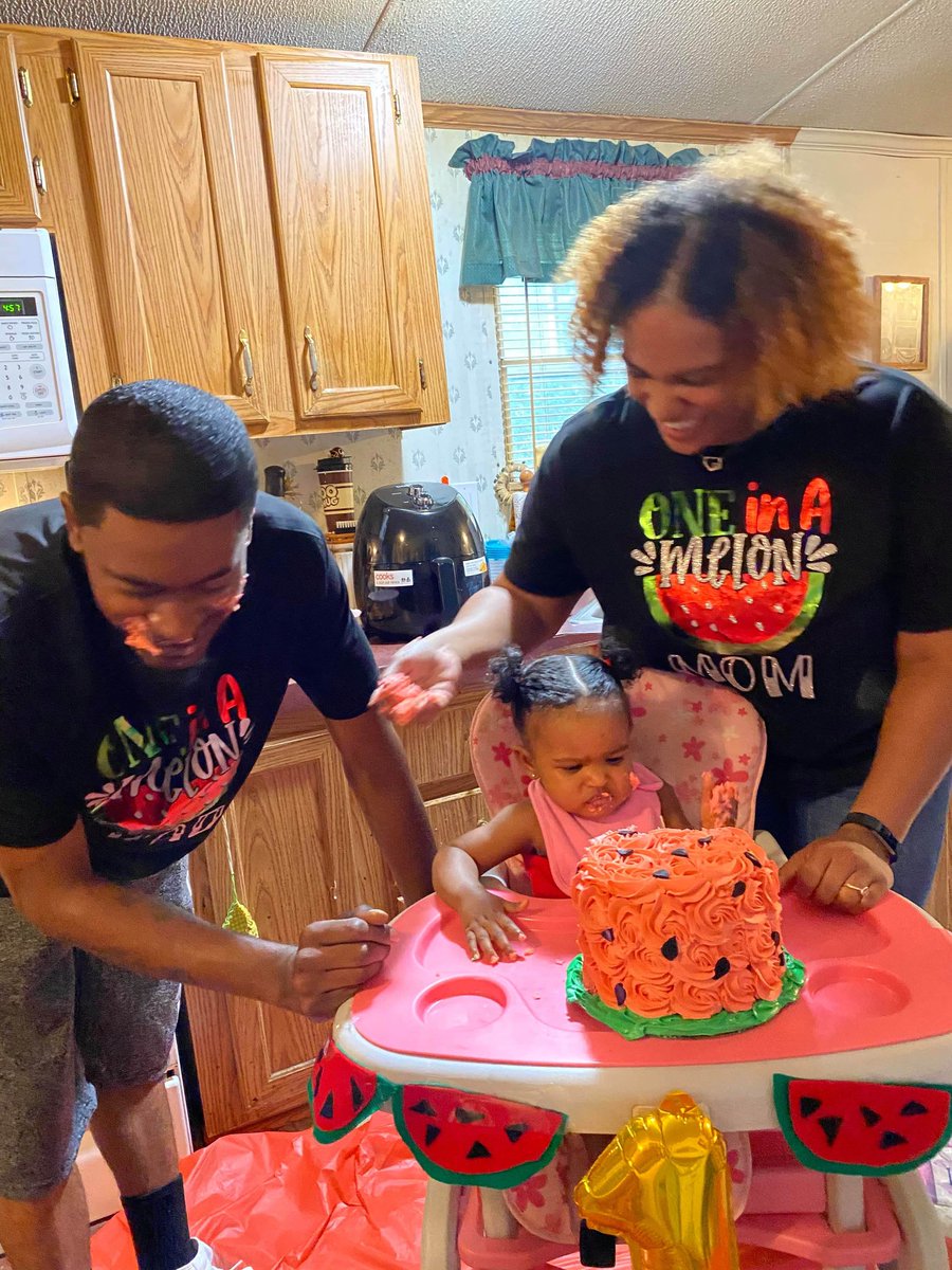 CarmDiamella's tweet photo. She did not like her smash cake 😂 #BabyLondon #1stBirthday #BabyFirstTV https://t.co/9tc8Gfloji