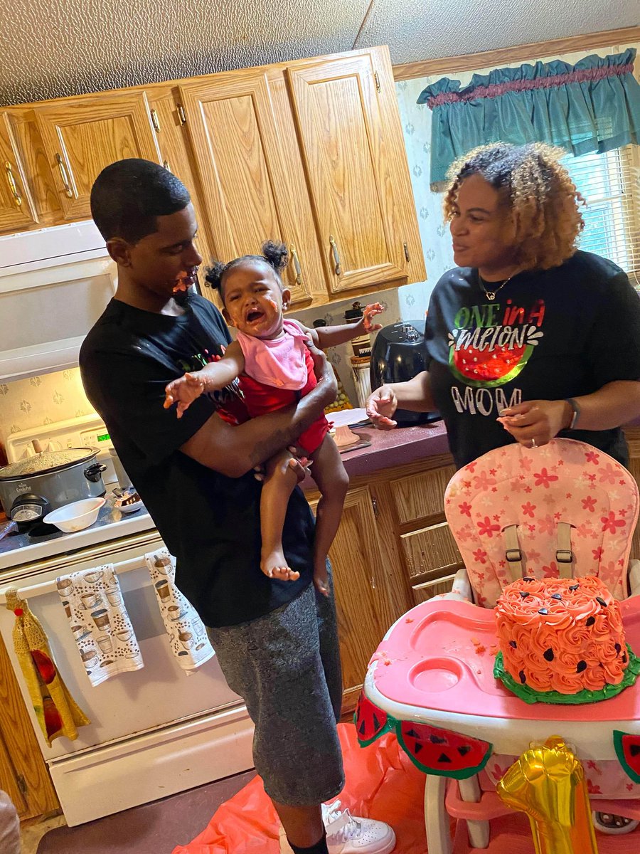 CarmDiamella's tweet photo. She did not like her smash cake 😂 #BabyLondon #1stBirthday #BabyFirstTV https://t.co/9tc8Gfloji