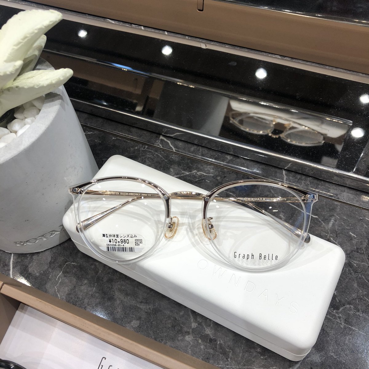 624222734's tweet photo. 最近クリア系のメガネが大人気で、よく売れてました！
本当に可愛くて！みんなにお勧めしたいです！！
お台場へ遊びに来る際に是非オンデーズ へ！お試しだけでもお気楽にお越しくださいませ😊
#OWNDAYS
#メガネを買うならオンデーズ 
#ダイバーシティ東京プラザ https://t.co/l55R60f0XV