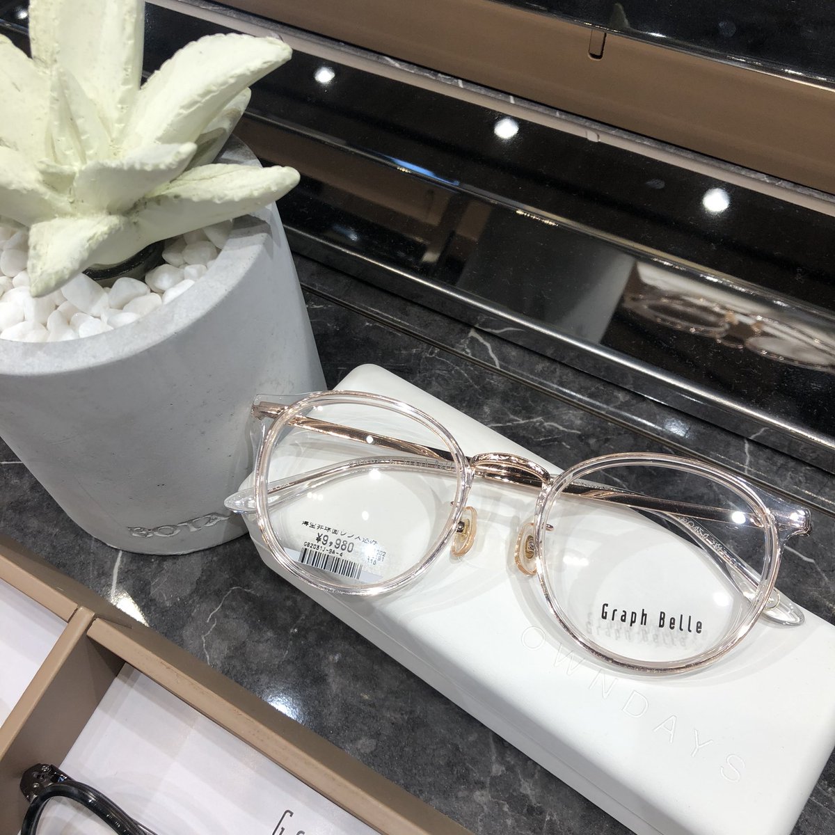 624222734's tweet photo. 最近クリア系のメガネが大人気で、よく売れてました！
本当に可愛くて！みんなにお勧めしたいです！！
お台場へ遊びに来る際に是非オンデーズ へ！お試しだけでもお気楽にお越しくださいませ😊
#OWNDAYS
#メガネを買うならオンデーズ 
#ダイバーシティ東京プラザ https://t.co/l55R60f0XV