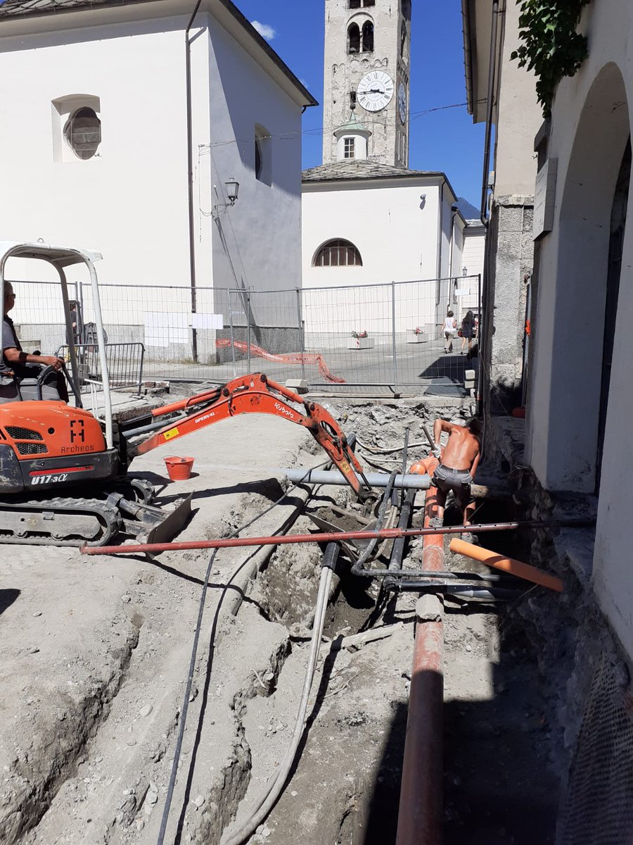 CultureVdA's tweet photo. #27luglio #inPiazzasiscava e domani verranno posizionate le passerelle di collegamento con #piazza Caveri.
Si indaga nel punto di contatto tra #criptoportico, terrazza dei templi, scalinata monumentale e platea forense. https://t.co/HjRYFggs1V