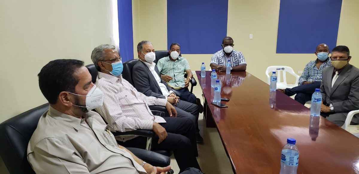 eligiojaquez's tweet photo. En reunión hoy con los líderes del transporte que administran la parada del km 9 de la Autopista Duarte, para agradecer su solidaria colaboración durante la época de campaña a favor del hoy Pte Electo @luisabinader ! https://t.co/6mPrSej9fk