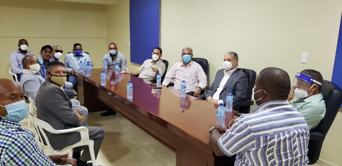 eligiojaquez's tweet photo. En reunión hoy con los líderes del transporte que administran la parada del km 9 de la Autopista Duarte, para agradecer su solidaria colaboración durante la época de campaña a favor del hoy Pte Electo @luisabinader ! https://t.co/6mPrSej9fk