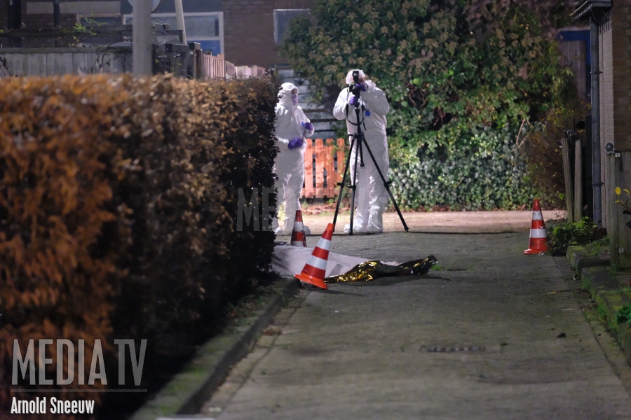 De politie heeft een 24-jarige man aangehouden voor betrokkenheid bij de moord op Robby Klomp (44) in Spijkenisse.