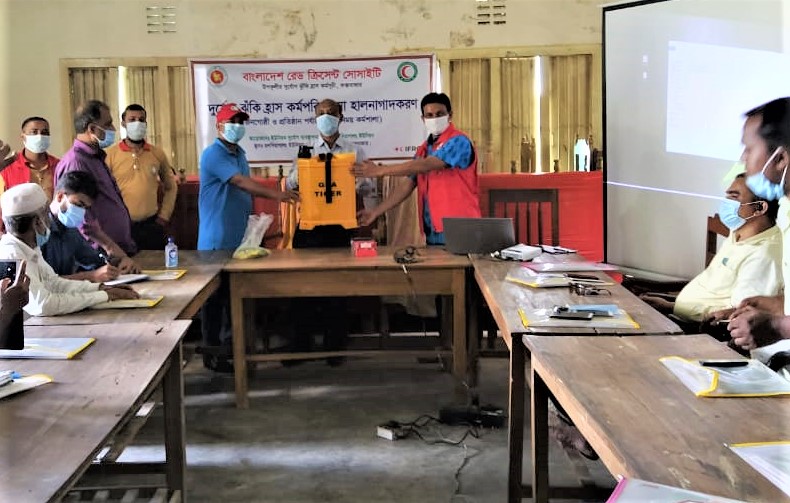 Taslim_Reza_'s tweet image. To mitigate natural hazard &amp;amp; enhance community capacity at #HostCommunity, #Cox'sBazar. @BDRCS1 doing:
Ф Awareness Session
Ф DRR Committees reforming &amp;amp; strengthening. 
Ф Disinfection
ФTree plantation 
Ф Equipment distribution 
supported by @redcross &amp;amp; @IFRCAsiaPacific. #PMO.