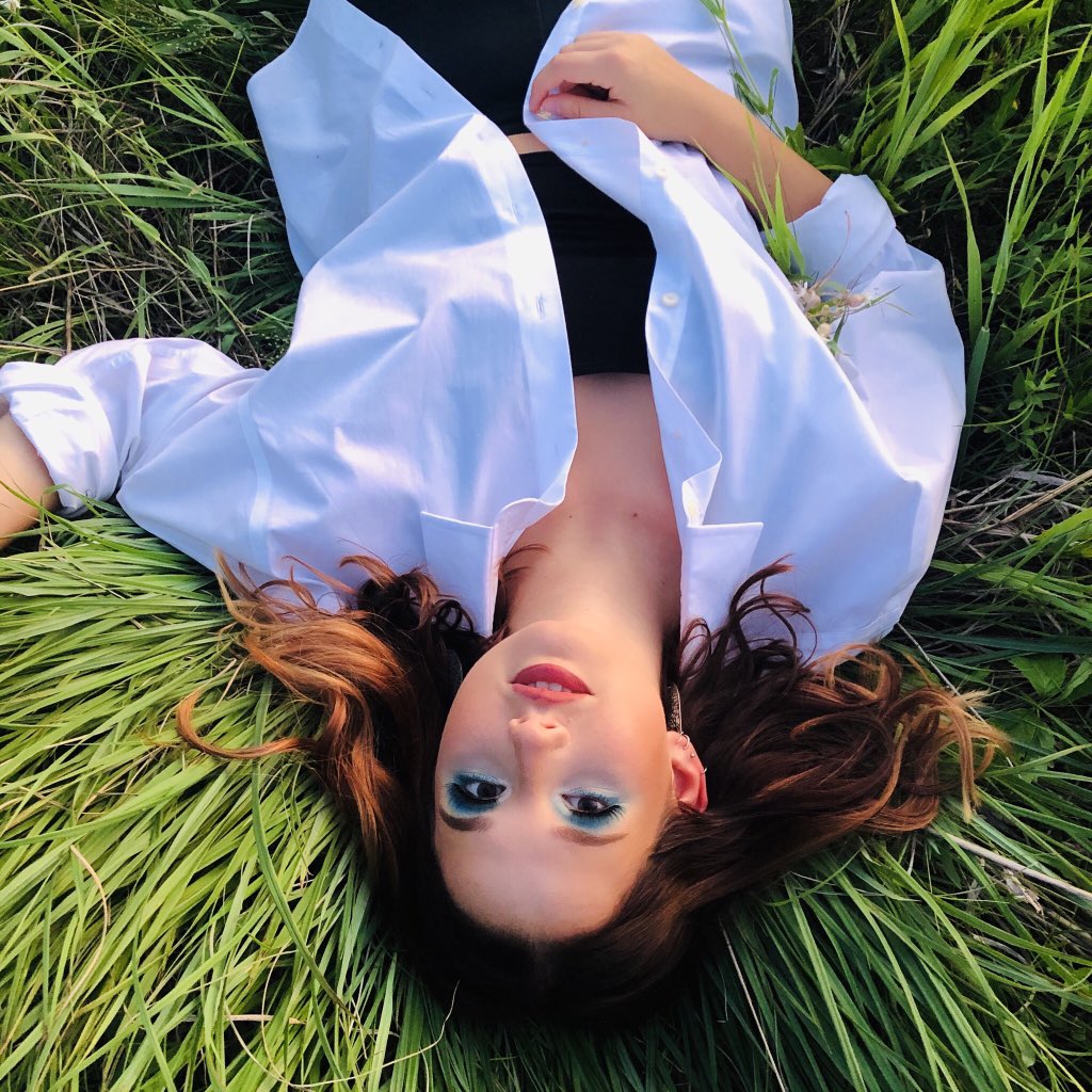 TrzeciakNatalie's tweet photo. I’m so SO excited to announce that I’ll be putting out a self titled EP under the name “Morning Mumbles” on August 15!! More info coming soon! 😊

Photo: @nicole_trzeciak 
Engineering/Production, Mixing: Avery Wiese
Mastering: Josh Sebek https://t.co/Zobav0dGWm