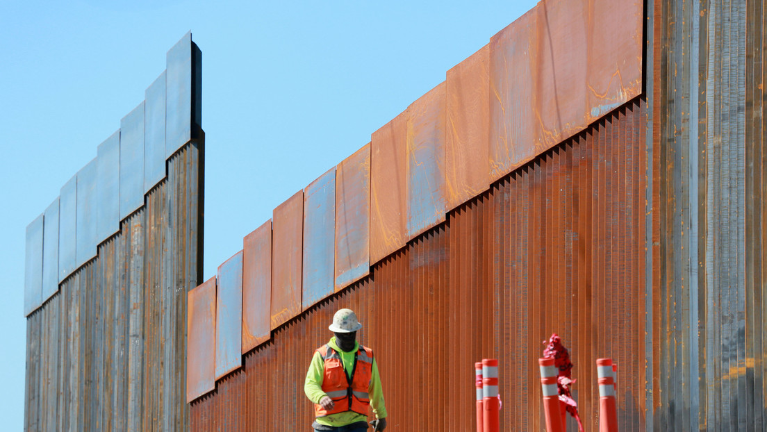 rcavada's tweet photo. Imágenes virales supuestamente muestran el colapso parcial del muro fronterizo de Trump por el paso del huracán Hanna 
https://t.co/KSQy23N65g
El huracán tocó tierra este 25 de julio en las costas de Texas como una tormenta de categoría 1. #RCNo... https://t.co/erJJuynp56
