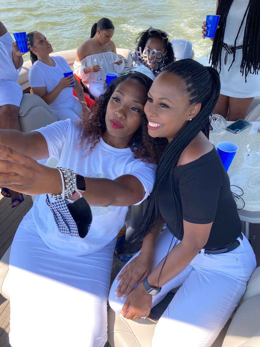 mzbanker's tweet photo. Babes on Boats 🚤💦 Happy Birthday Tameka! ❤️ https://t.co/UQbScLbvwL