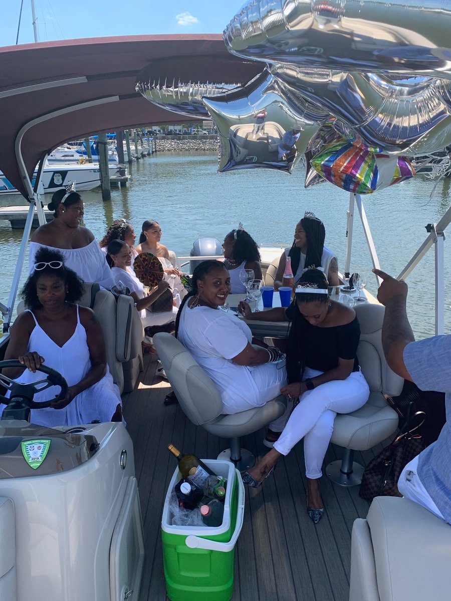 mzbanker's tweet photo. Babes on Boats 🚤💦 Happy Birthday Tameka! ❤️ https://t.co/UQbScLbvwL