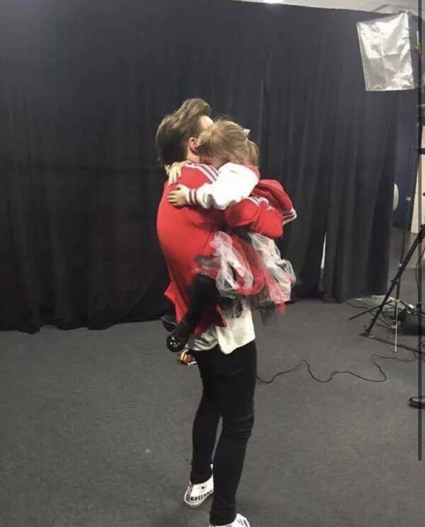 tomlinsun_28's tweet photo. louis met this girl at the cinderella ball before and that day at one direction’s concert they had a little reunion 🥺 https://t.co/XV0DCsTfVz