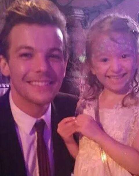 tomlinsun_28's tweet photo. louis met this girl at the cinderella ball before and that day at one direction’s concert they had a little reunion 🥺 https://t.co/XV0DCsTfVz