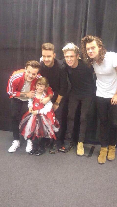 tomlinsun_28's tweet photo. louis met this girl at the cinderella ball before and that day at one direction’s concert they had a little reunion 🥺 https://t.co/XV0DCsTfVz