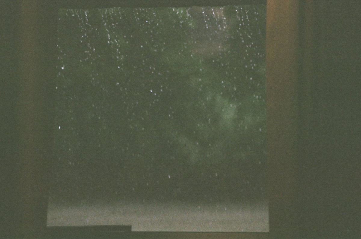 CJPJNxxx's tweet photo. กาญจน์ในวันฝนตก : เป็นอีกวันที่ฝนตกเลยไม่ได้ออกไปถ่ายรูปมากนัก ได้แต่ถ่ายนู่นนี่อยู่ในห้อง แต่พอล้างฟิล์มออกมา กลับได้รูปที่ชอบมากๆมาสะอย่างงั้น
📷 : Canon FX
🎞️ : Pro image100
📍 : บ้านริมแคว แพริมน้ำ @กาญจนบุรี
#CJFILM https://t.co/j4LemBwvBH