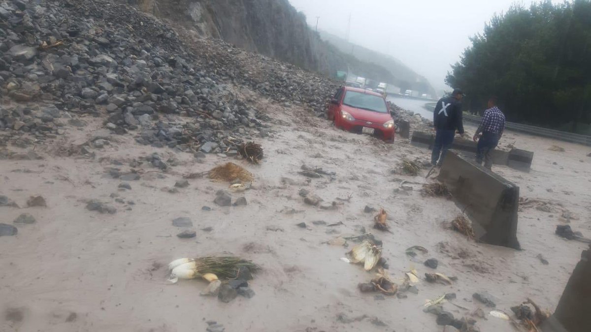 nSaltillo's tweet photo. ⚠️Sigue cerrada la carretera 57 de caseta La Carbonera a caseta Los Chorros en ambos sentidos por los deslaves ocurridos el día de ayer, así mismo por daños en un puente en el kilómetro 6 del tramo Carbonera-Ojo Caliente #Arteaga #Saltillo https://t.co/4N5IbroSAy
