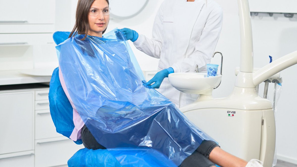 GrantonMedical's tweet photo. We are delighted to announce the addition of the Euronda #Monoart PG20 protective aprons to our growing range of #PPE products available in 3 sizes; Std, XL and XXL #disposableaprons #aprons #infectioncontrol #COVID19 #dentists #tattooartist #Vets #podiatry π info@granton.co.uk https://t.co/I0VqgLgpKW