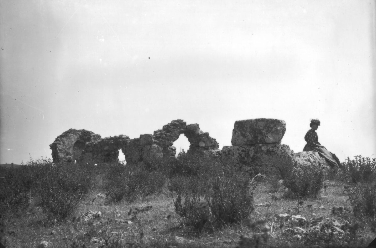 Sarah404BC's tweet photo. * Fort St. John near the #Acheloos #Aetolia
Woodhouse’s mother Mary who accompanied him on his field research
* A man sits on a rocky outcrop besides the camera set up. Woodhouse had to have been carrying more than one set of equipment on his journeys
Turn of C20th AD #Greece https://t.co/cffPnoD3wW