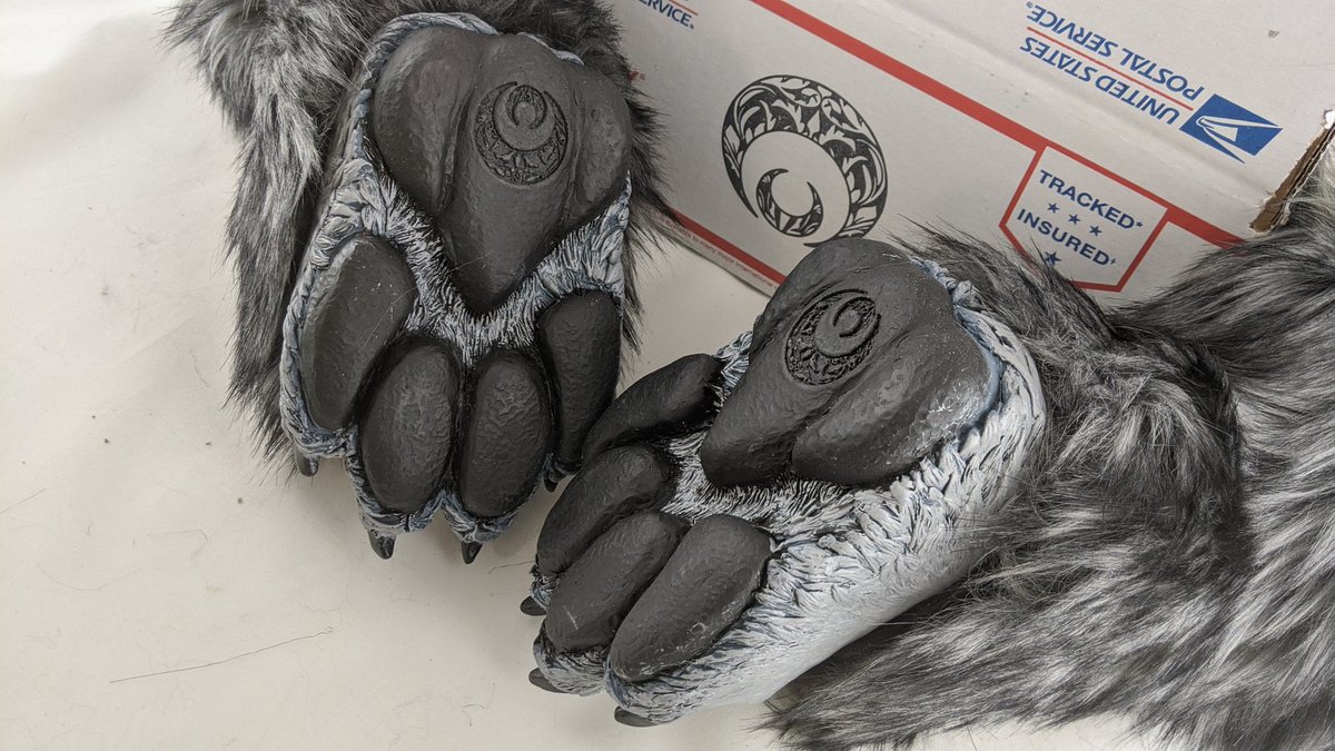 Big paw little paw! Mark your calendars Friday July 31st because I'll be doing a 12 hour sale on these squishy bean boys starting at noon. These paws are really complex to cast, so they will not be available year round. If you missed out last time, Friday will be your chance!