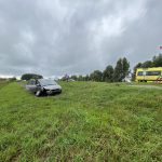 Personenauto raakt van weg en eindigt onderaan talud in Zeewolde -. #Ambulance.