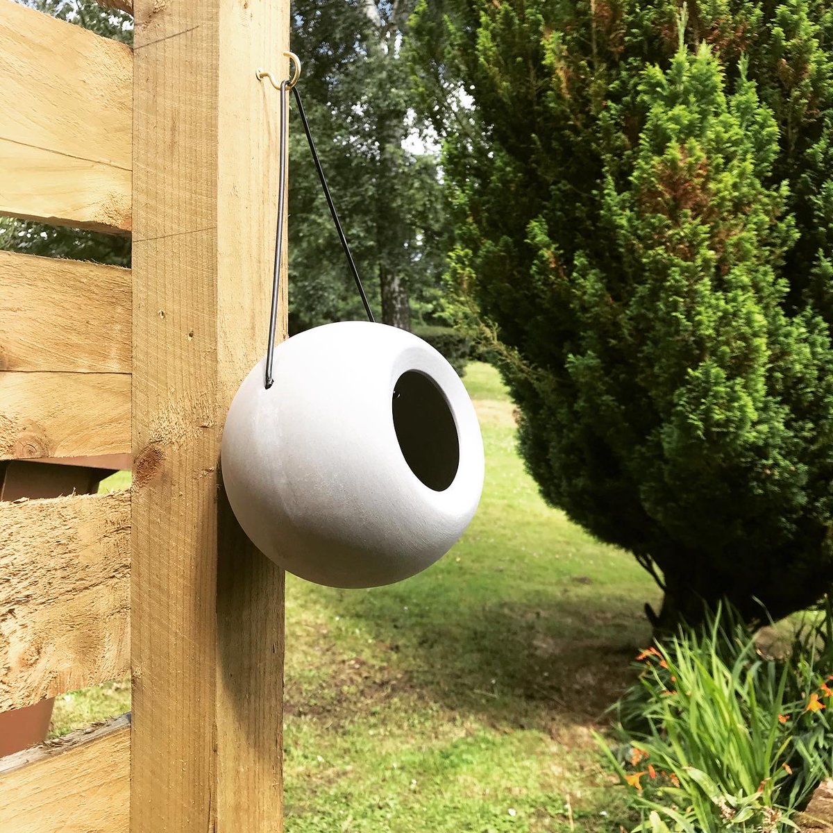 ProjectLaurie's tweet photo. AD | Gift: We are about to start doing work in our garden, so when I received this stylish bird feeder from @YorksWildlife I was just delighted. It is made by SingingFriend, a Dutch company with a fabulous range of feeders.

Click this link for more info https://t.co/30Mt8sP8M1 https://t.co/0WsUJ8Z3ia