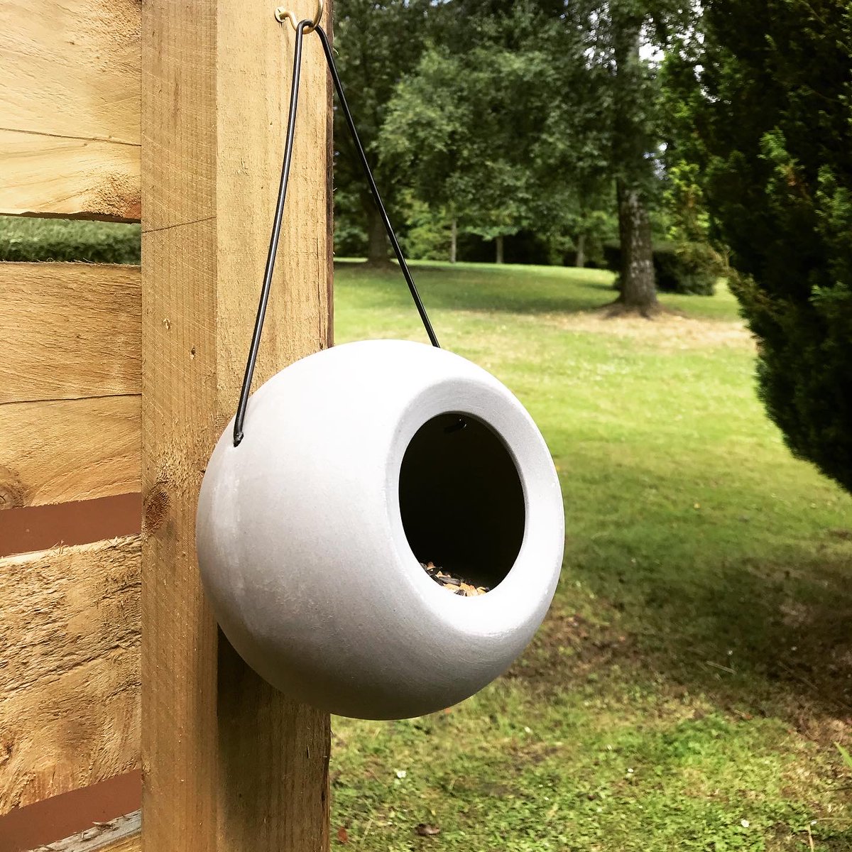 ProjectLaurie's tweet photo. AD | Gift: We are about to start doing work in our garden, so when I received this stylish bird feeder from @YorksWildlife I was just delighted. It is made by SingingFriend, a Dutch company with a fabulous range of feeders.

Click this link for more info https://t.co/30Mt8sP8M1 https://t.co/0WsUJ8Z3ia