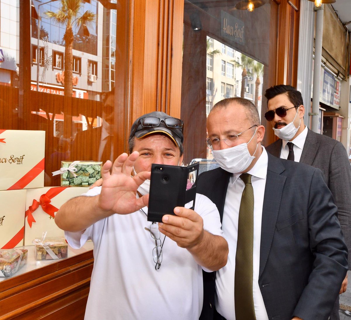 alifuatatiktr's tweet photo. Her şehrin, her ilçenin, her semtin ve hatta her sokağın ayrı bir hikayesi var. Denizli’mizin de hikayesi oldukça güzel. Hangi kapıyı çalsak ya da hangi eli sıksak gönlünde büyük sevgi taşıyan insanlarıyla karşılaşıyoruz. Onların sevgisi ve muhabbeti çalışma şevkimizi artırıyor. https://t.co/2pXGPvx4st