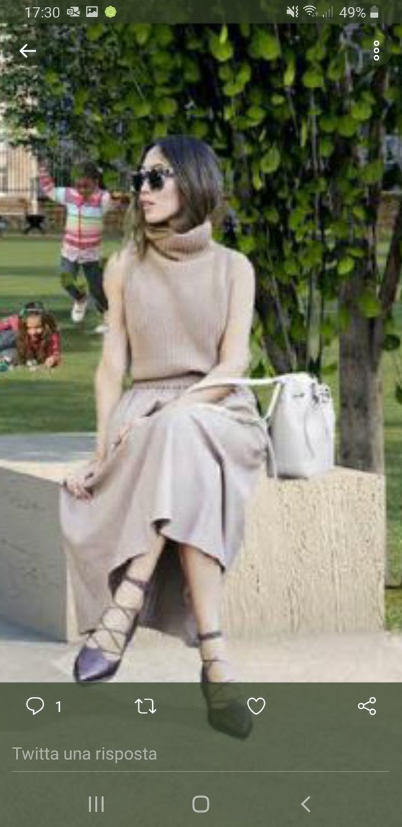 IoriaVCasa's tweet image. Chun-chi che indossa, seppur sbracciato, il suo maglioncino a collo alto mentre tutti vestono da ferragosto. È chiaro che è arrabbiata per questo e non perchè il bus a roma non passa... #busroma #facaldo