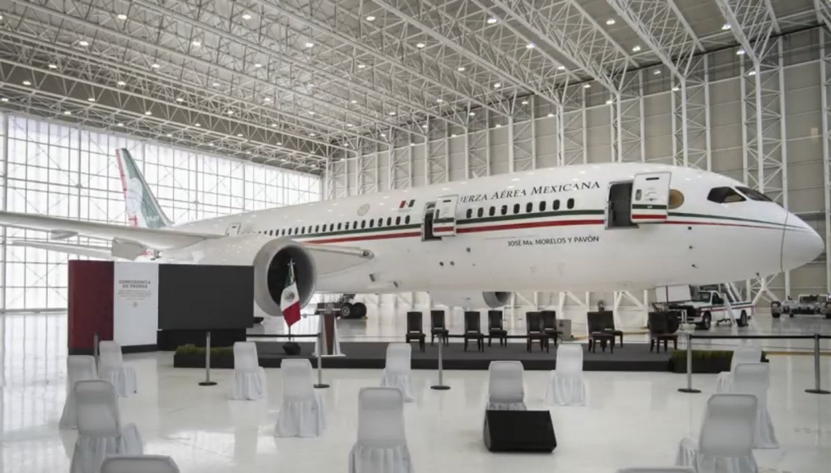 DeniseDresserG's tweet photo. El presidente @lopezobrador_ tiene razón: el avión presidencial es un insulto. Pero también es un distractor, un pretexto para cambiar la conversación sobre la crisis económica/sanitaria del #Covid_19mx, un recurso escenográfico para gobernar con símbolos y evadir realidades. https://t.co/g0UWr0pVMQ