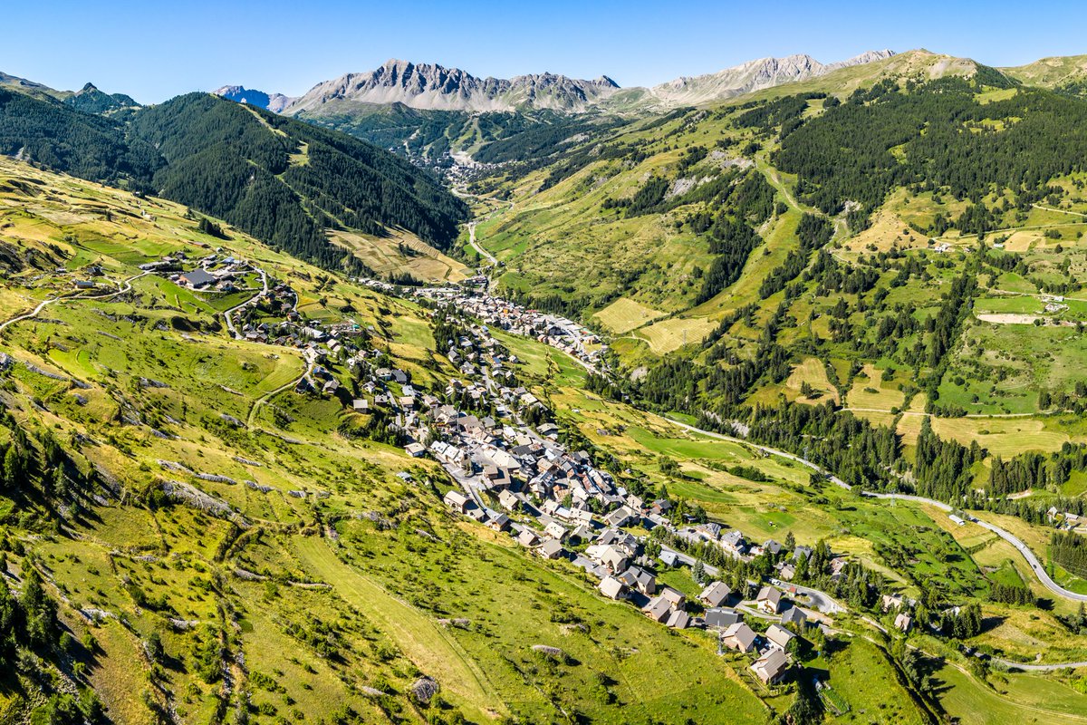 Varsfob's tweet photo. 🔴 Magnifique journée sur nos villages... 😍☀🌲🏔💕 #FoudeVars #MyHautesAlpes https://t.co/mW3mFxBGvk