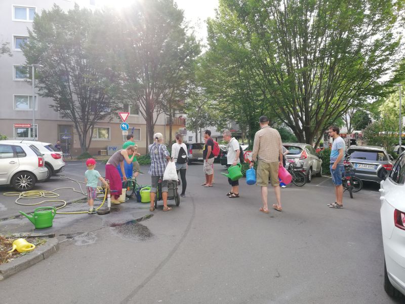 BUNDmainz's tweet photo. Der Sommer ist zu trocken. #Hitzetote - #Dürren - #Waldbrände. Früher eine Ausnahme, in #Zukunft die #Regel. Unsere #Baumgießaktion am letzten Samstag in der #Neustadt in #Mainz. #Nachmachen ist erlaubt! #SavingthisTree @EnKoln https://t.co/aGJWQ4v6x1