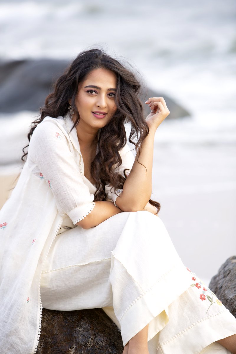 AnushkaZ_MH_FC's tweet photo. Wishing The Talented Handsome Hunk @dulQuer a very Happy Birthday💐❤😄
Have a great year Ahead
Best of Luck for your upcoming projects 
Best wishes Behalf of all #AnushkaShetty Fans!!!
#HappyBirthdayDULQUER https://t.co/UGsbb5Tcsj
