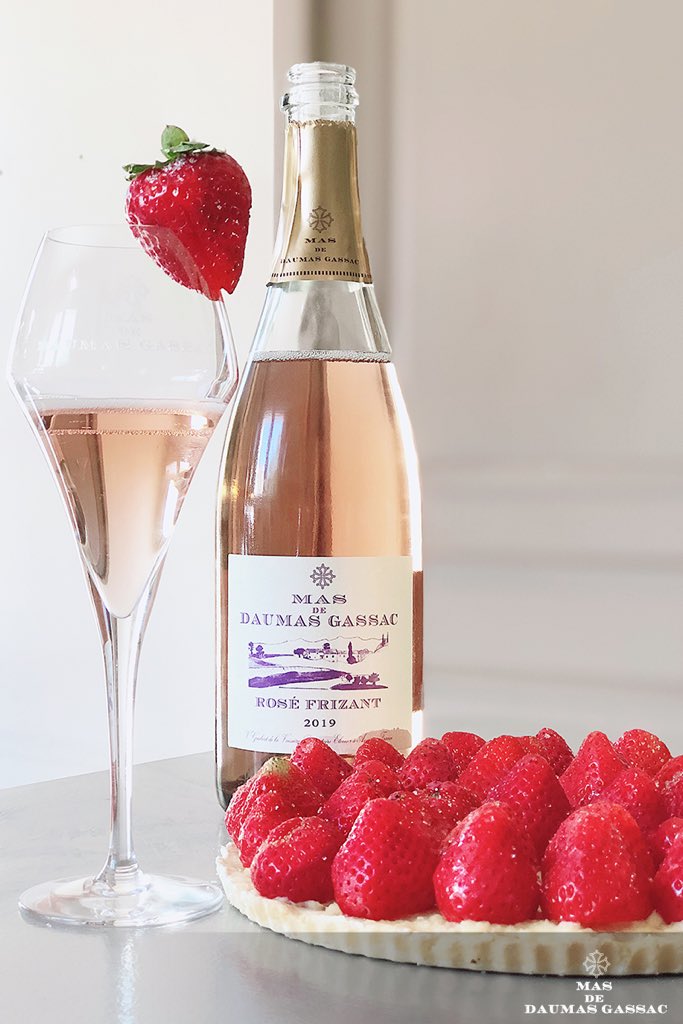 Nous vous souhaitons un bel #été ! #Soleil, bulles &amp; #gourmandise, l’accord parfait !
Pour que l’éphémère reste inoubliable... 
Nous vous proposons un joli accord met &amp; vin pour rendre votre semaine encore plus #pétillante !

boutique.daumas-gassac.com/fr
#recette #accord #met #vin