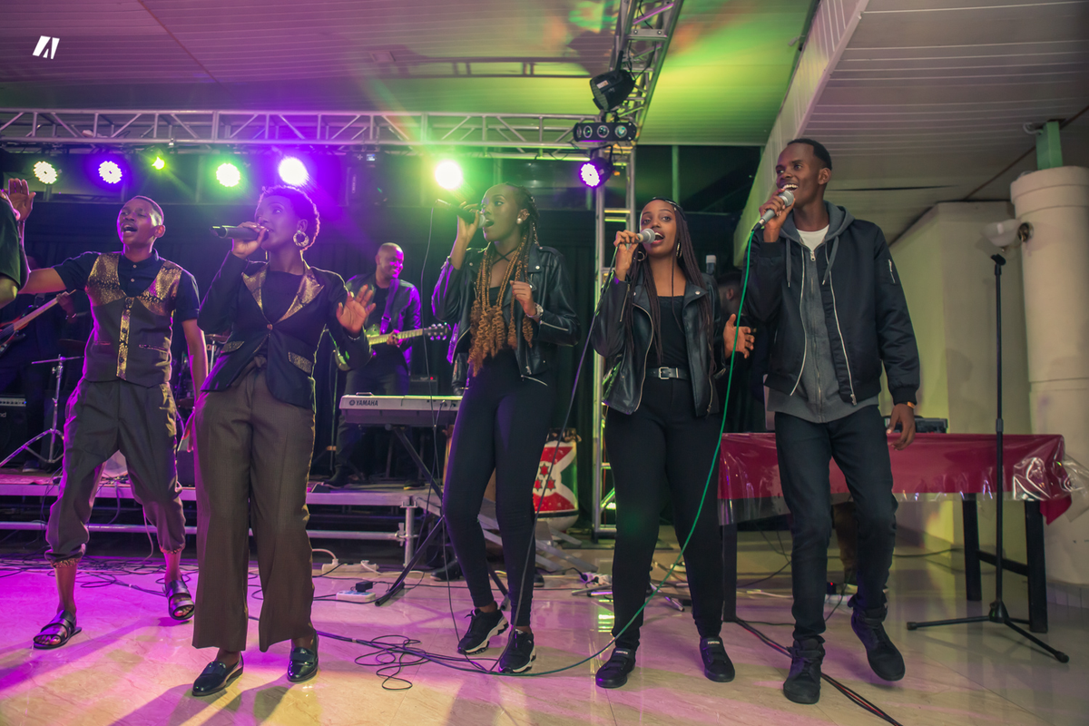akezanet's tweet photo. [RETOUR EN IMAGES] 
Victorious Team aura donné l'image des jeunes passionnés pour la musique et la foi. 
#akezanet #lesbeautesdecheznous #VictoriousTeam #KainosConcert https://t.co/chrmghybFP