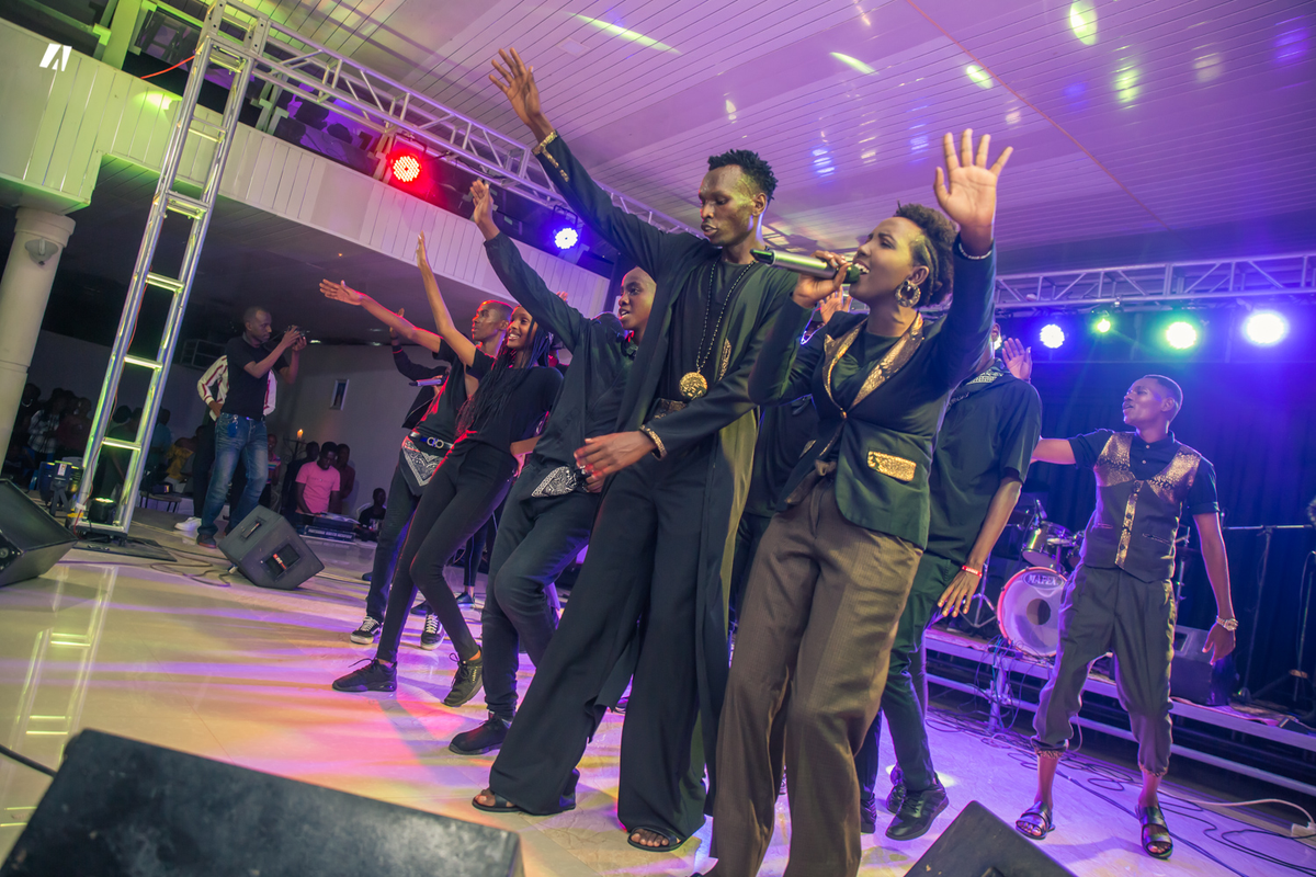 akezanet's tweet photo. [RETOUR EN IMAGES] 
Victorious Team aura donné l'image des jeunes passionnés pour la musique et la foi. 
#akezanet #lesbeautesdecheznous #VictoriousTeam #KainosConcert https://t.co/chrmghybFP