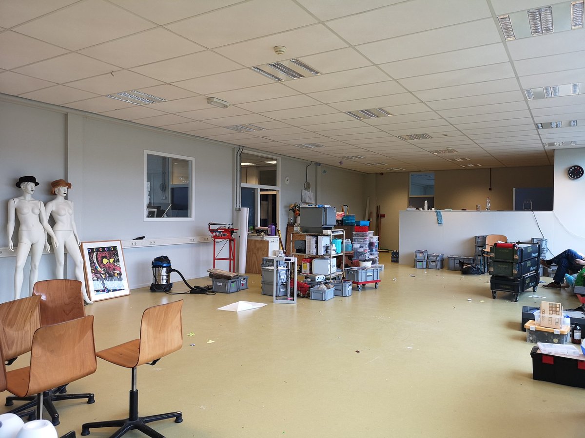 #movingday pff wat kan een mens een zooi verzamelen.. Uit de oude maakplaats naar de nieuwe plek