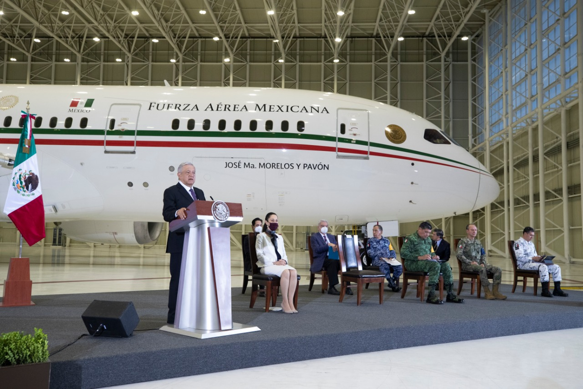 DonVocero's tweet photo. Y qué hace tu presidente cuándo hay un huracán? https://t.co/GkLqQTGjDC