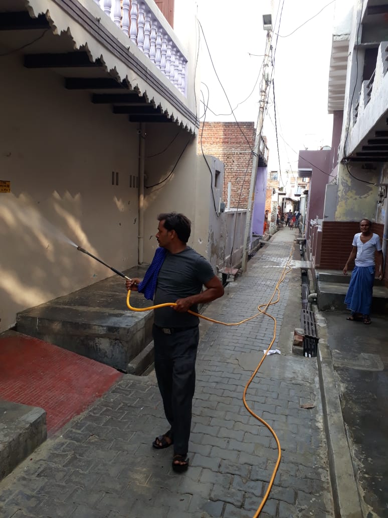 dm_hathras's tweet photo. आज नगर पंचायत सादाबाद में विशेष सफाई अभियान चलाकर sanitization का कार्य किया गया।
@ShishirGoUP https://t.co/IcNvxFbmc4