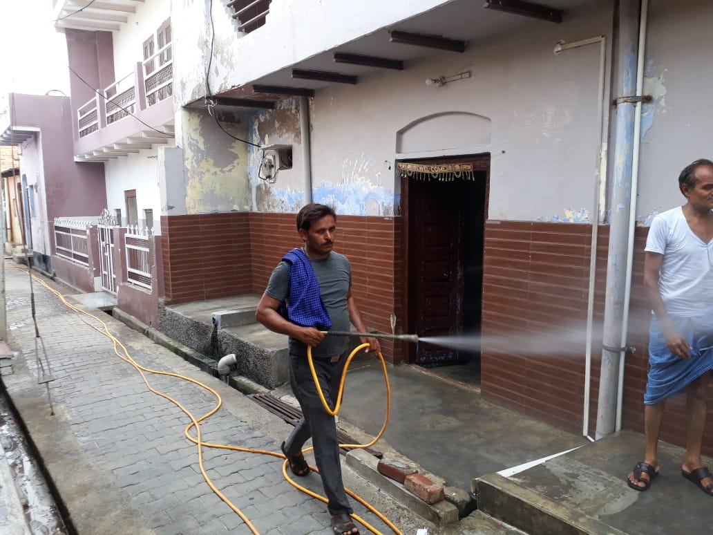 dm_hathras's tweet photo. आज नगर पंचायत सादाबाद में विशेष सफाई अभियान चलाकर sanitization का कार्य किया गया।
@ShishirGoUP https://t.co/IcNvxFbmc4