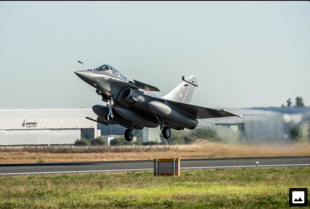 DrBhagwatKarad's tweet photo. The 5 IAF Rafales have landed at Dhafra airbase, UAE. They'll depart for India late on Wednesday morning.
#rafaleupdate #mpkarad #GalwanValleyFaceOff https://t.co/nqJhShUILv