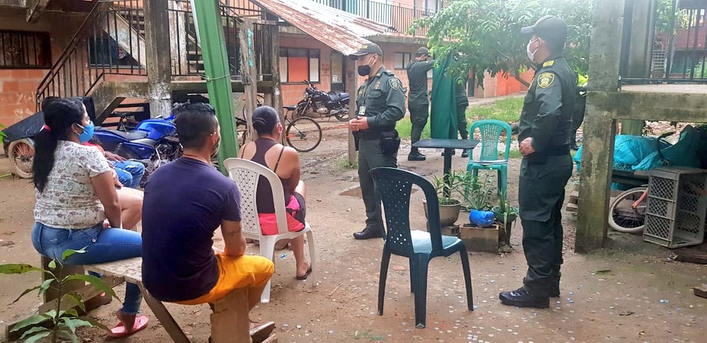PoliciaUNIPEP's tweet photo. #PatrullaEnCasa Bajo la premisa "identifica, reacciona y actúa" hablamos con las mujeres y hombres de San José del Guaviare sobre los tipos de violencias basadas en género y las líneas de atención 155, 123 y 122 #EmaContigo 👮🏻♀️🚔👮🏻♂️ https://t.co/Uo8ZxoNgyM