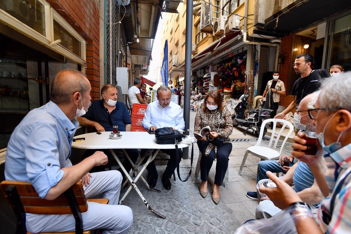 alifuatatiktr's tweet photo. Denizli’nin en işlek caddelerini adımlarken gazetecilerimizin buluşma noktası Bâb-ı Âli Çayevi’ne konuk olduk. Basın mensuplarıyla keyifli bir çay sohbetimiz oldu. Muhabbetleri, ilgileri ve sevgileri için basın çalışanlarımıza teşekkür ediyor, işlerinde kolaylıklar diliyorum. https://t.co/9XUMsavB6A