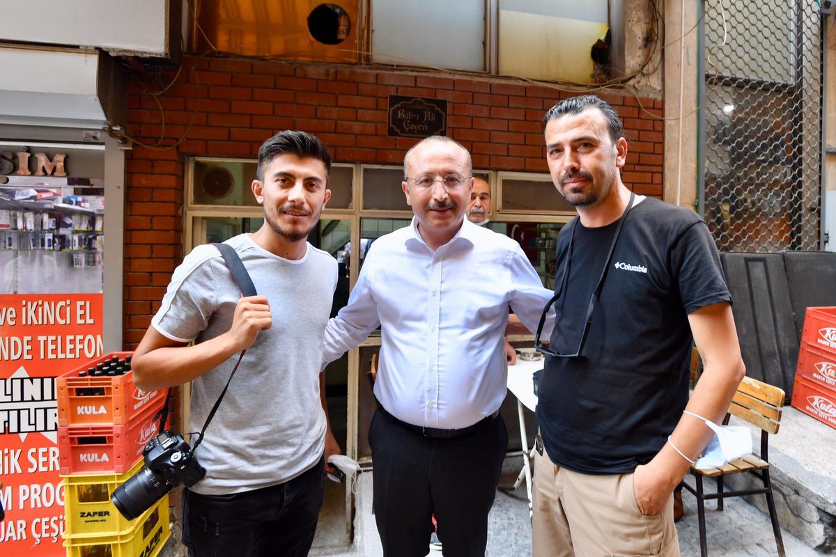 alifuatatiktr's tweet photo. Denizli’nin en işlek caddelerini adımlarken gazetecilerimizin buluşma noktası Bâb-ı Âli Çayevi’ne konuk olduk. Basın mensuplarıyla keyifli bir çay sohbetimiz oldu. Muhabbetleri, ilgileri ve sevgileri için basın çalışanlarımıza teşekkür ediyor, işlerinde kolaylıklar diliyorum. https://t.co/9XUMsavB6A