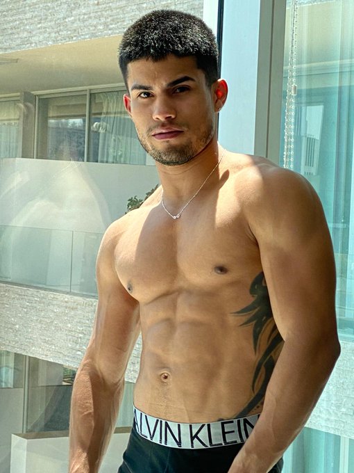 Oh how I've missed my sexy men ?#MondayMood #Monday #camguy #MondayVibes #muscles https://t.co/Z4dMC