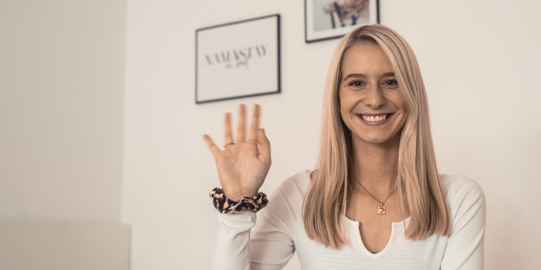 mystreambuddy's tweet photo. ELENA kam, sah und streamte,
Und ihr Stream Buddy sich beamte,
Durch die App in ihre Wohnung
Zur gemeinsamen Erholung. #MyStreamBuddy #DichterUndStreamer https://t.co/4tzDUvst1T