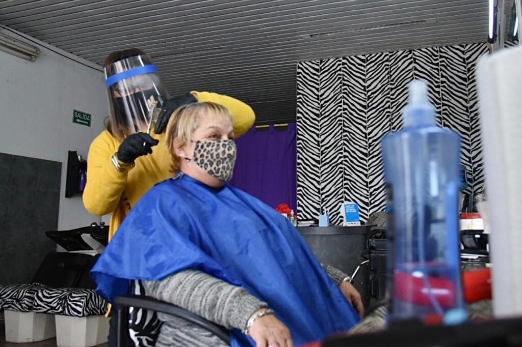 JulioGarro's tweet photo. Virginia volvió a abrir su peluquería. Es un día importante para miles de comerciantes que hoy vuelven a trabajar. Entrá acá para conocer todas las actividades 👉 https://t.co/U3Z8hKp5LO https://t.co/Iw1TJj2OLp