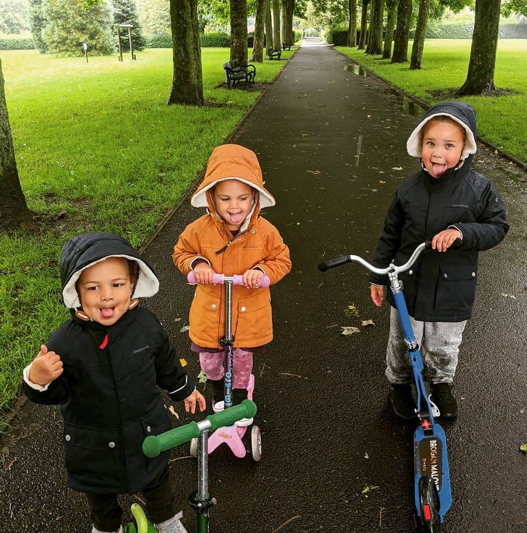 3TimesABaby's tweet photo. Been to the park playing on our scooters and catching raindrops on our tongues today with Grandad!!! Trying to make the most of rainy days 🌧️ @TheMalonesGB
#Rain #Fun #MiniMalones #Family https://t.co/WzzVOzxxWP